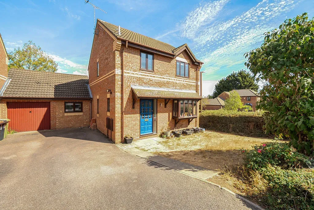 3 bed property for sale — Sweetlands Corner, Kents Hill, Milton Keynes, Buckinghamshire, MK7 6DR