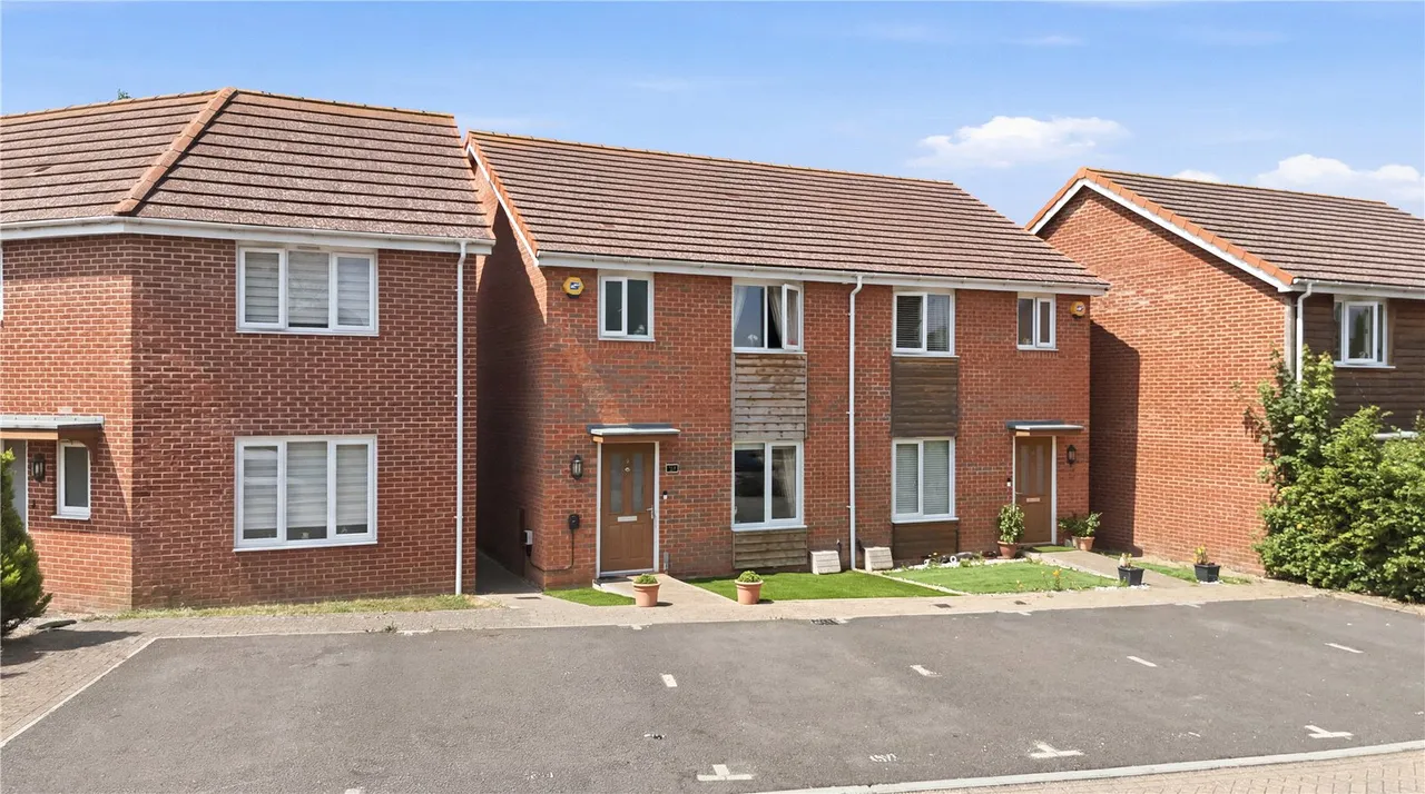 3 bed house for sale — Fourier Grove, Dartford, DA1