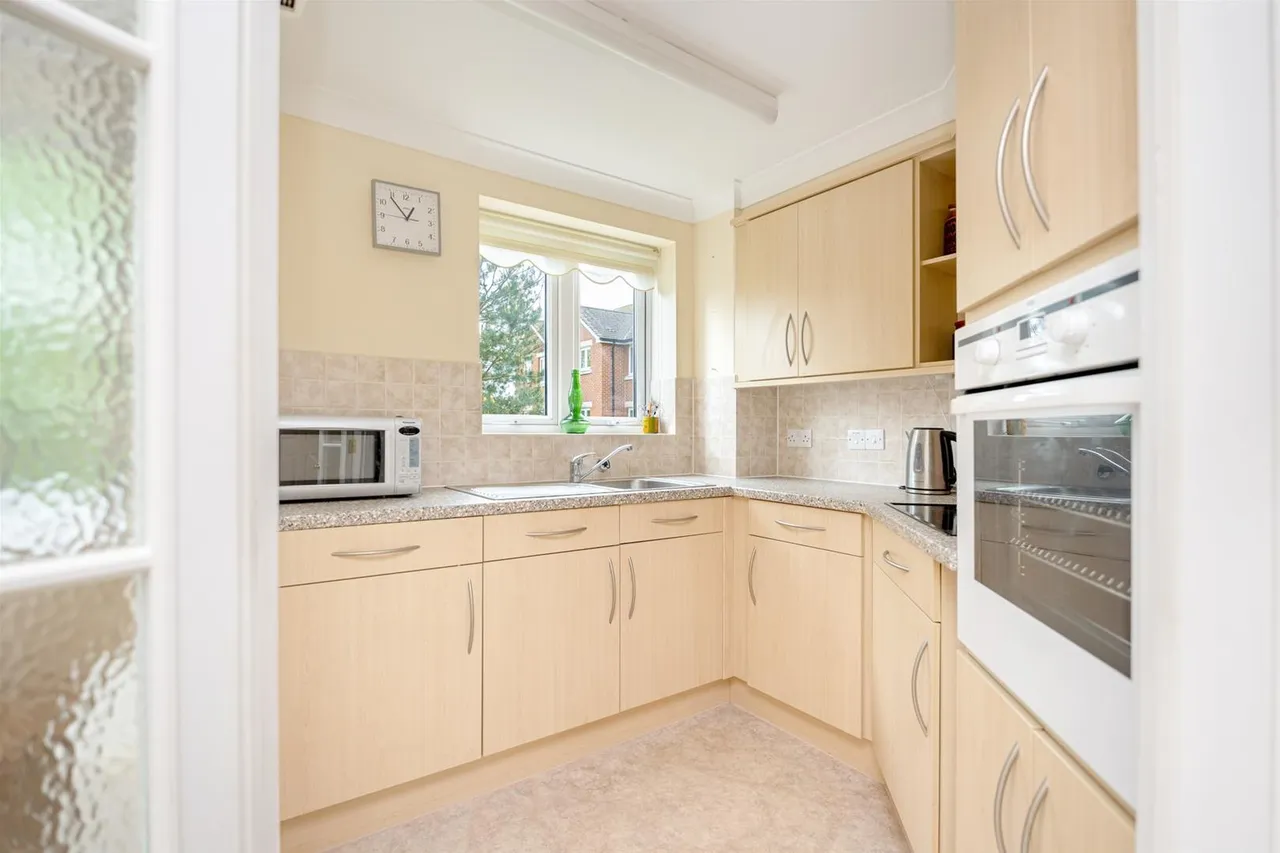 Kings Road, Horsham, West Sussex RH13 5AE, photo 7
