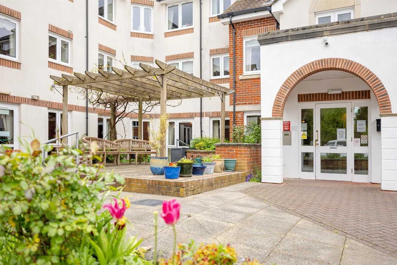 2 bed flat for sale — Kings Road, Horsham, West Sussex RH13 5AE