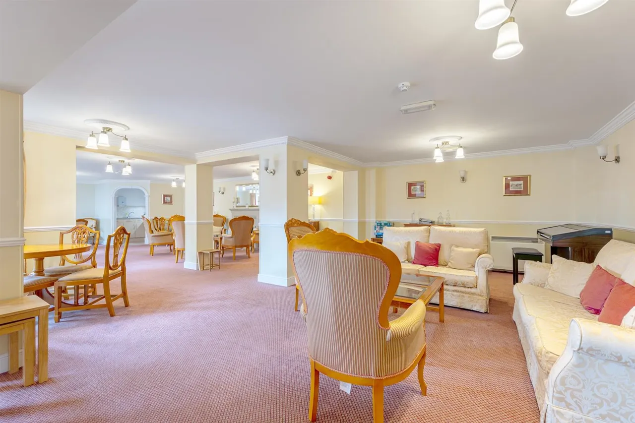 Kings Road, Horsham, West Sussex RH13 5AE, photo 4