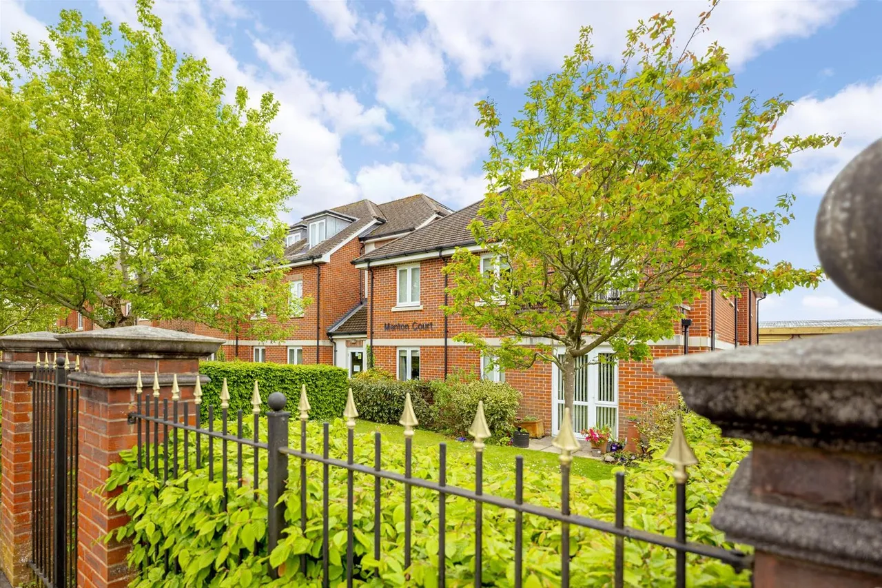 Kings Road, Horsham, West Sussex RH13 5AE, photo 3