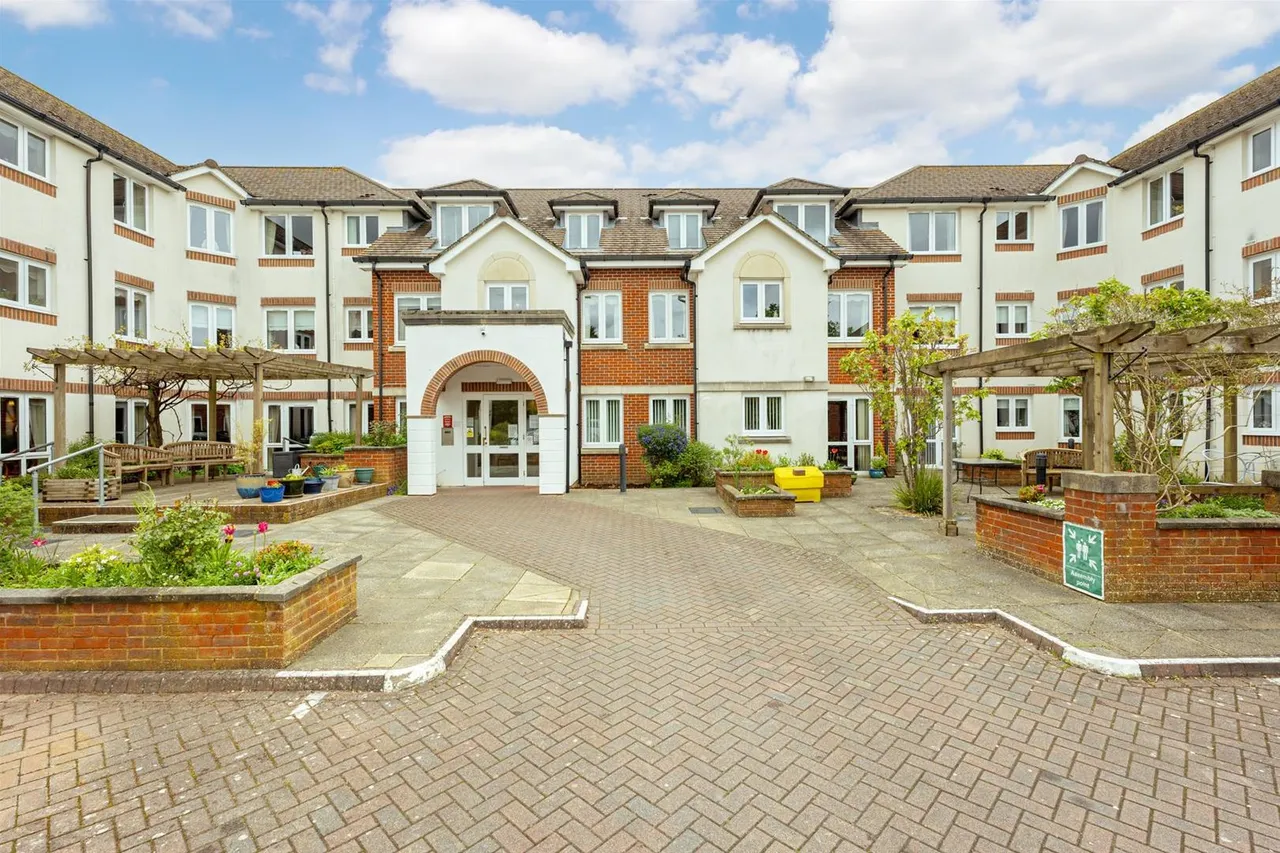 Kings Road, Horsham, West Sussex RH13 5AE, photo 2