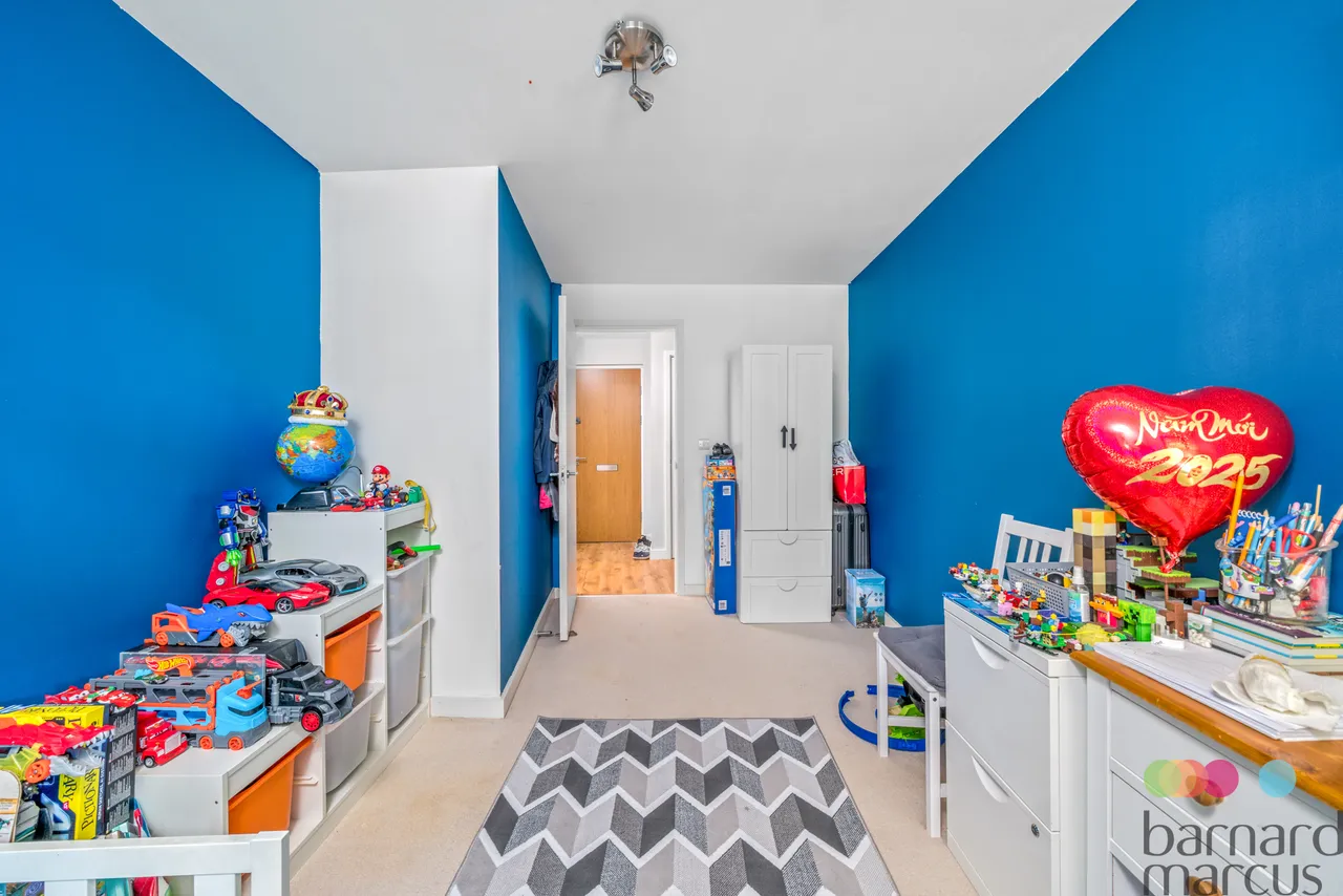 Friern Barnet Road, London, N11, photo 9