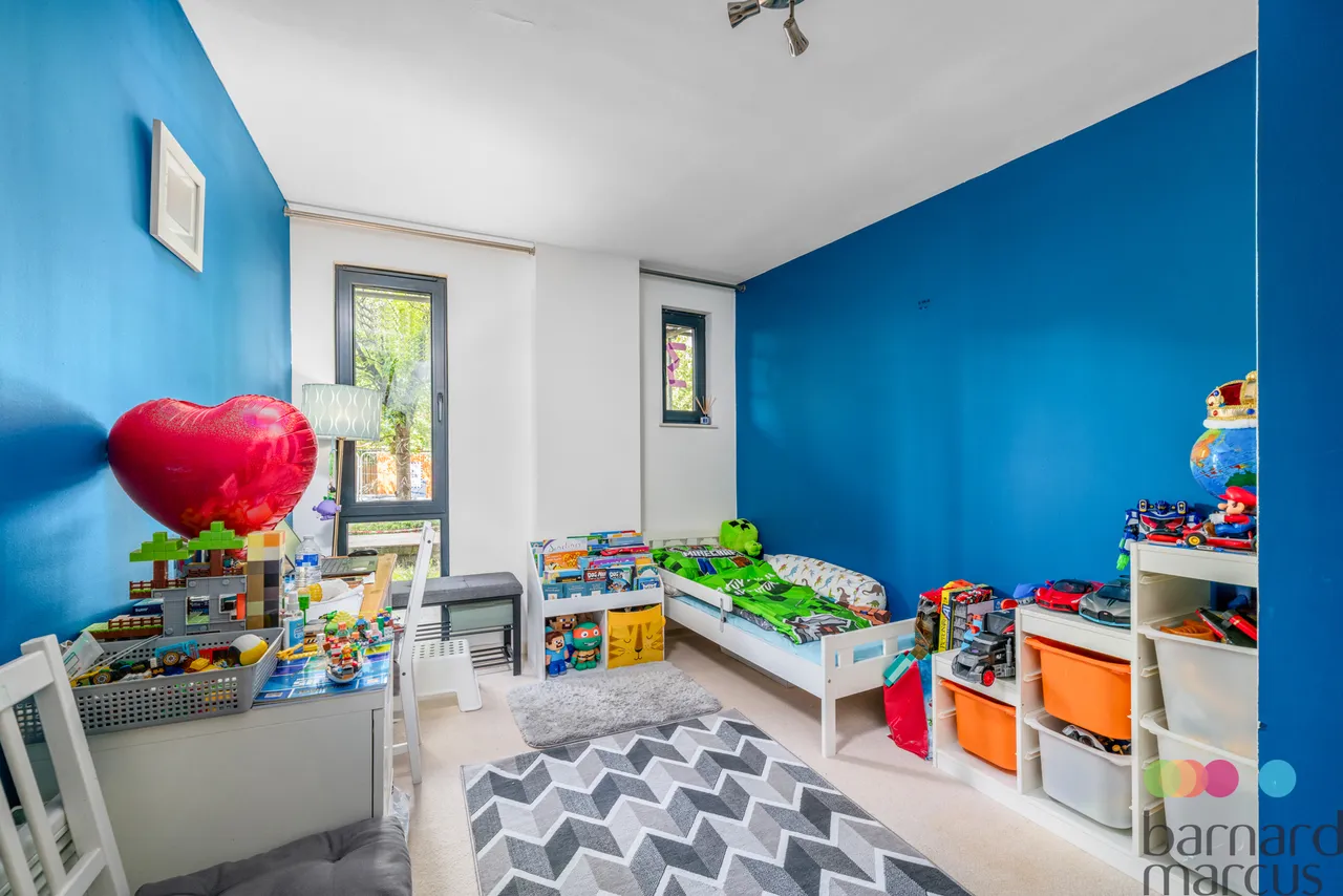 Friern Barnet Road, London, N11, photo 5