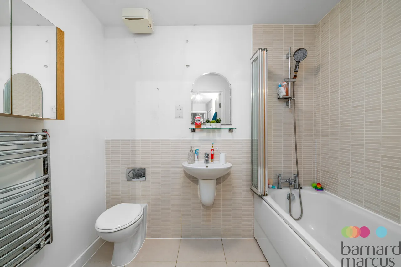 Friern Barnet Road, London, N11, photo 7