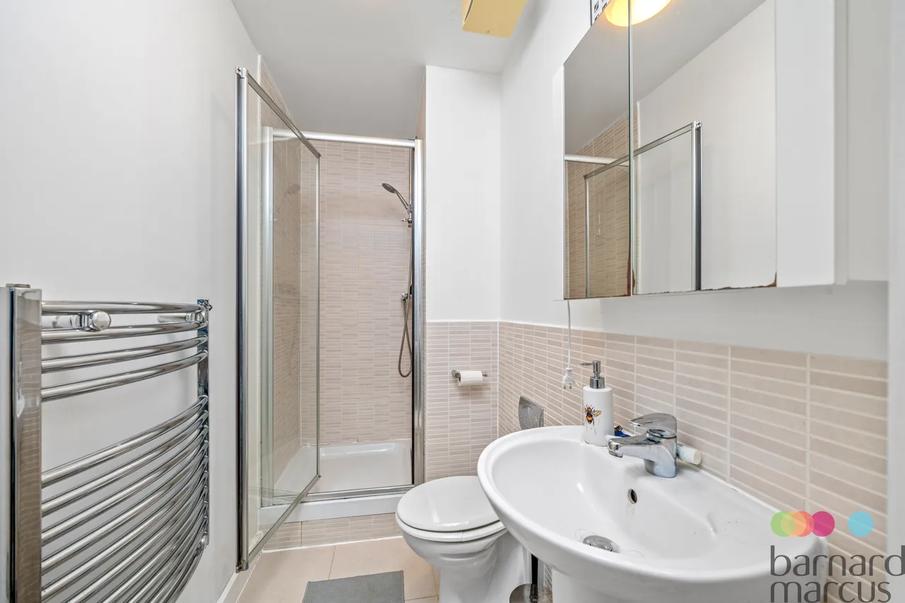 Friern Barnet Road, London, N11, photo 11