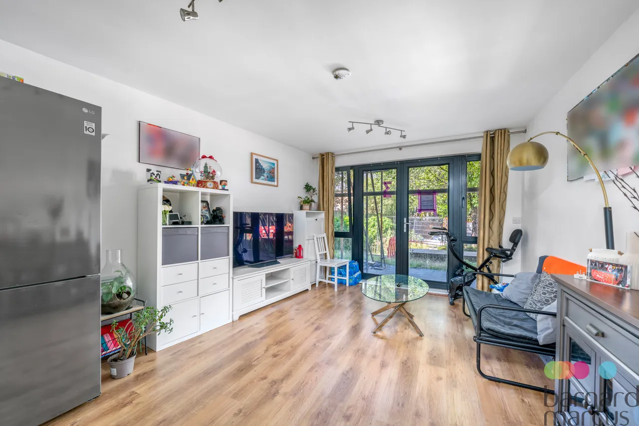 Friern Barnet Road, London, N11, photo 13