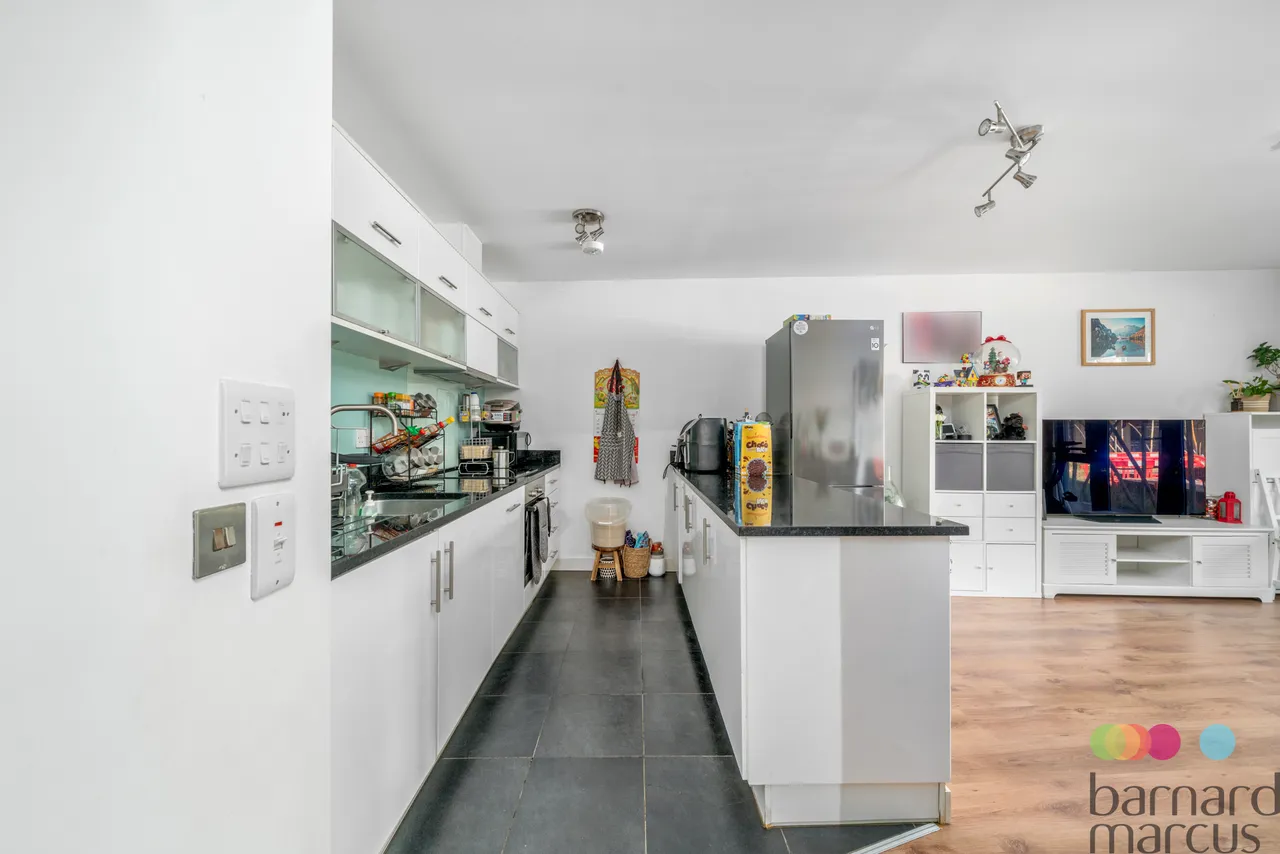 Friern Barnet Road, London, N11, photo 12