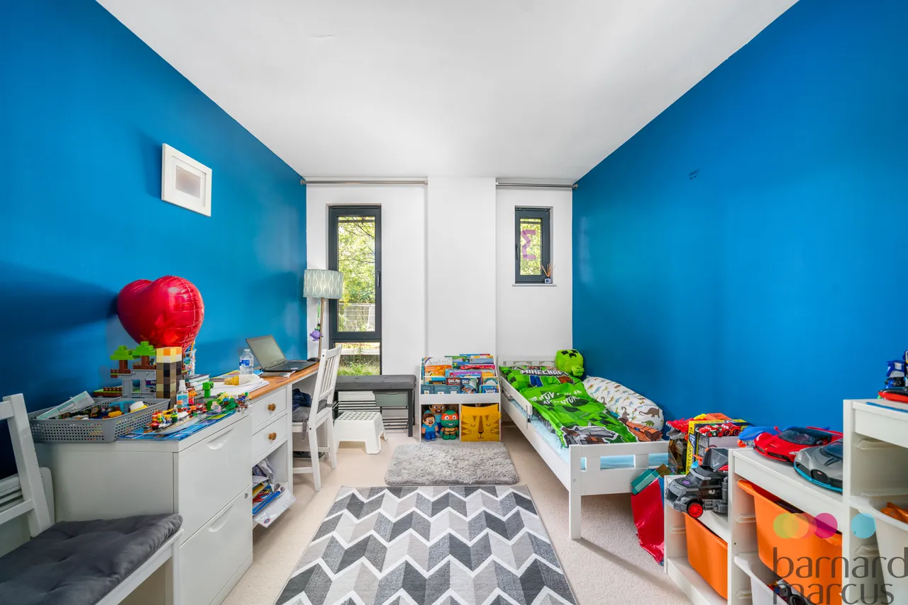 Friern Barnet Road, London, N11, photo 8