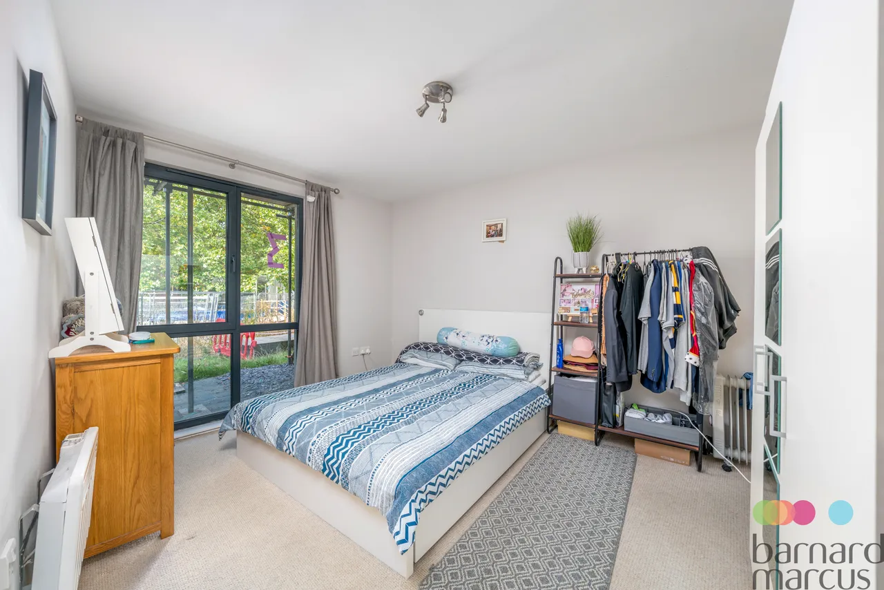 Friern Barnet Road, London, N11, photo 4