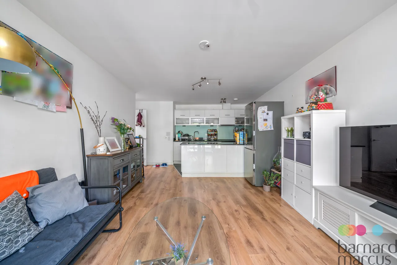 Friern Barnet Road, London, N11, photo 6