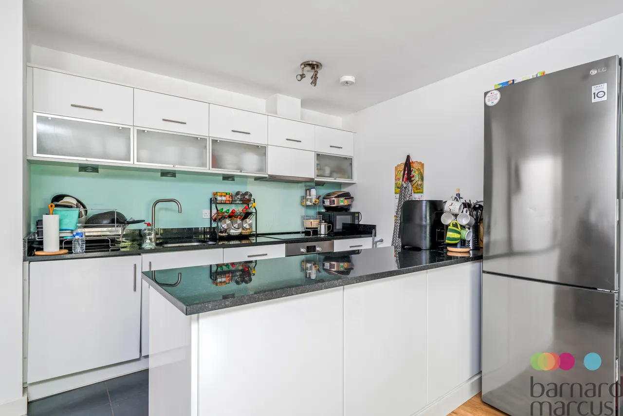 Friern Barnet Road, London, N11, photo 3