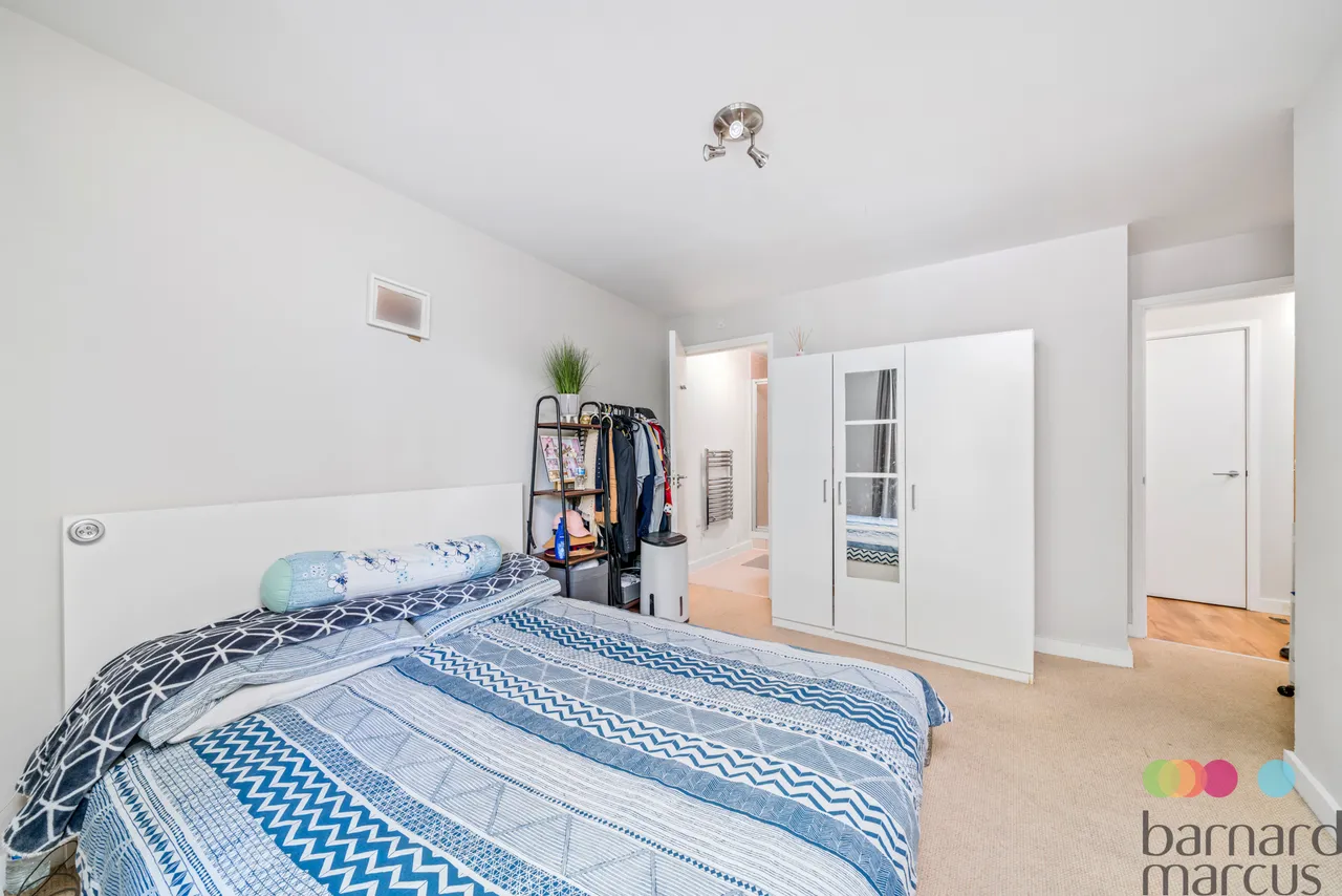 Friern Barnet Road, London, N11, photo 10