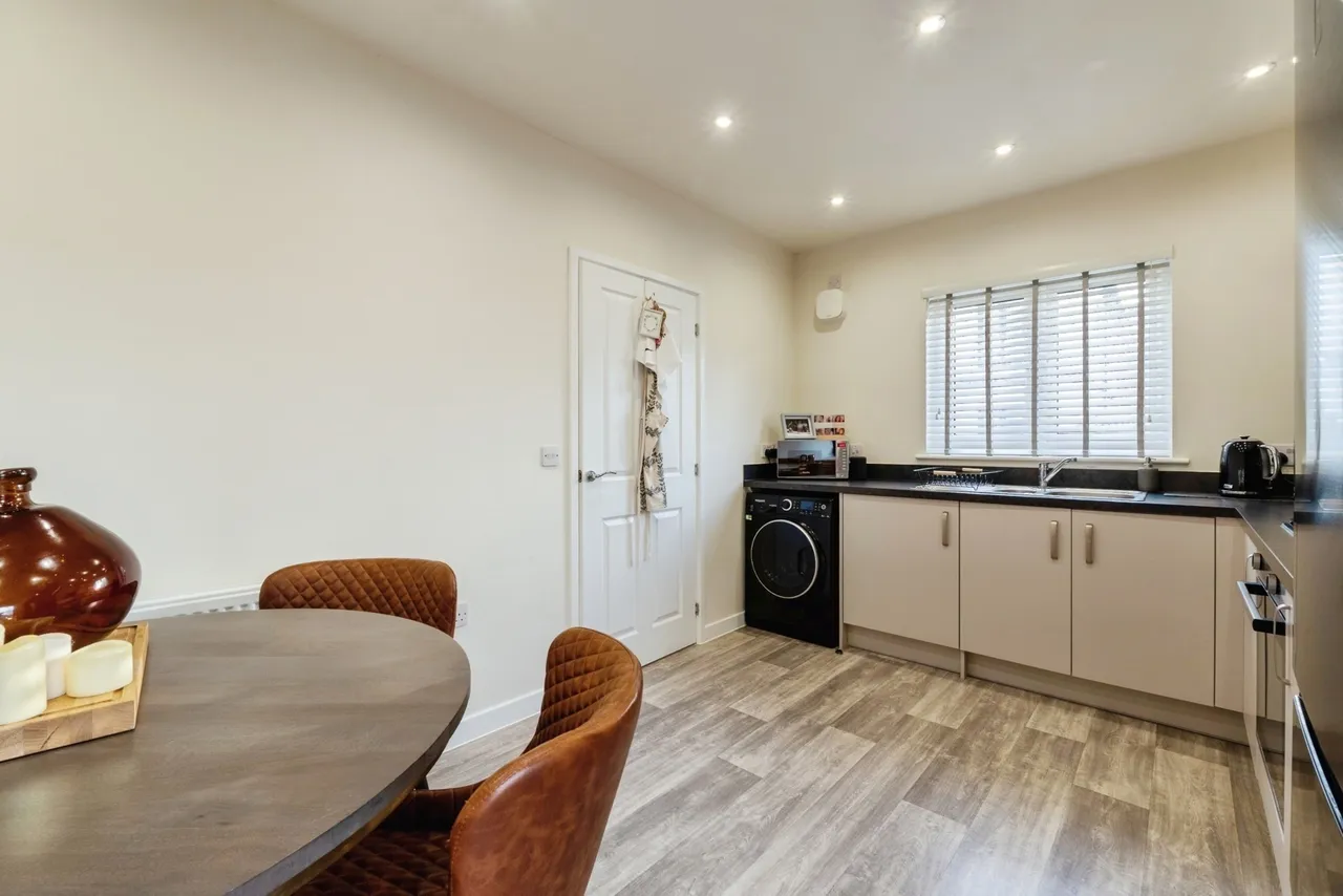 Railcar Close, Beeston, Nottingham, Nottinghamshire, NG9, photo 6