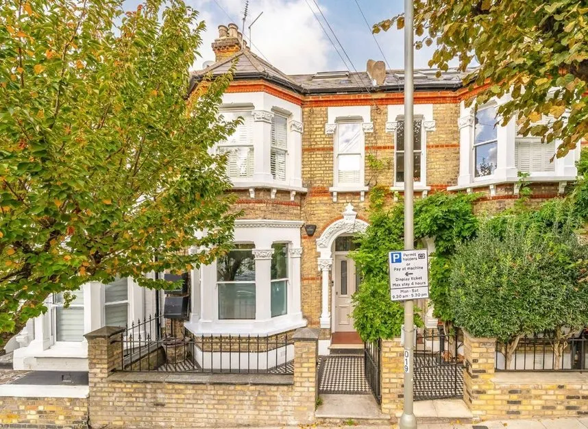 3 bed flat for sale, Honeywell Road, Between The Commons, SW11