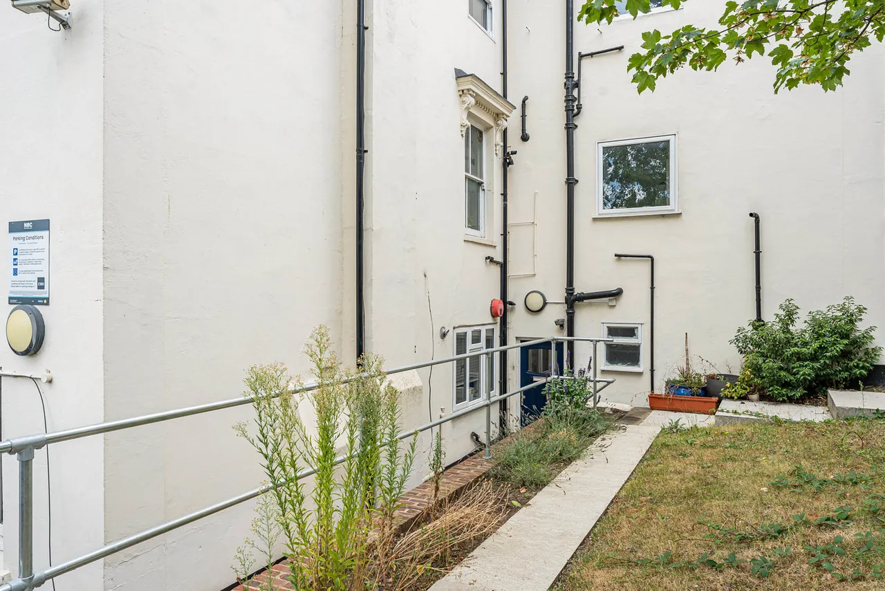 Whitehorse Lane, London, SE25, photo 17