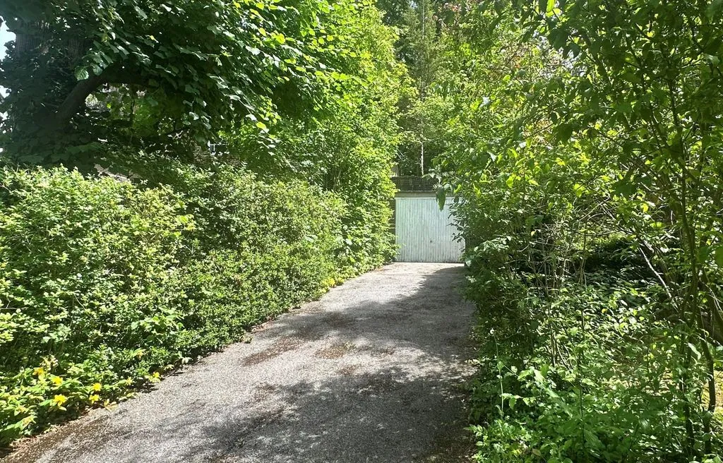 Woodcote Valley Road, Purley CR8 3BG, photo 3