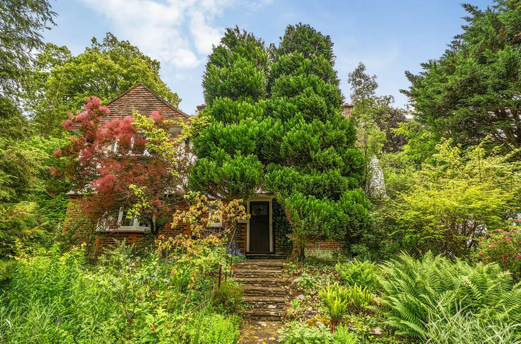 5 bed house for sale — Woodcote Valley Road, Purley CR8 3BG