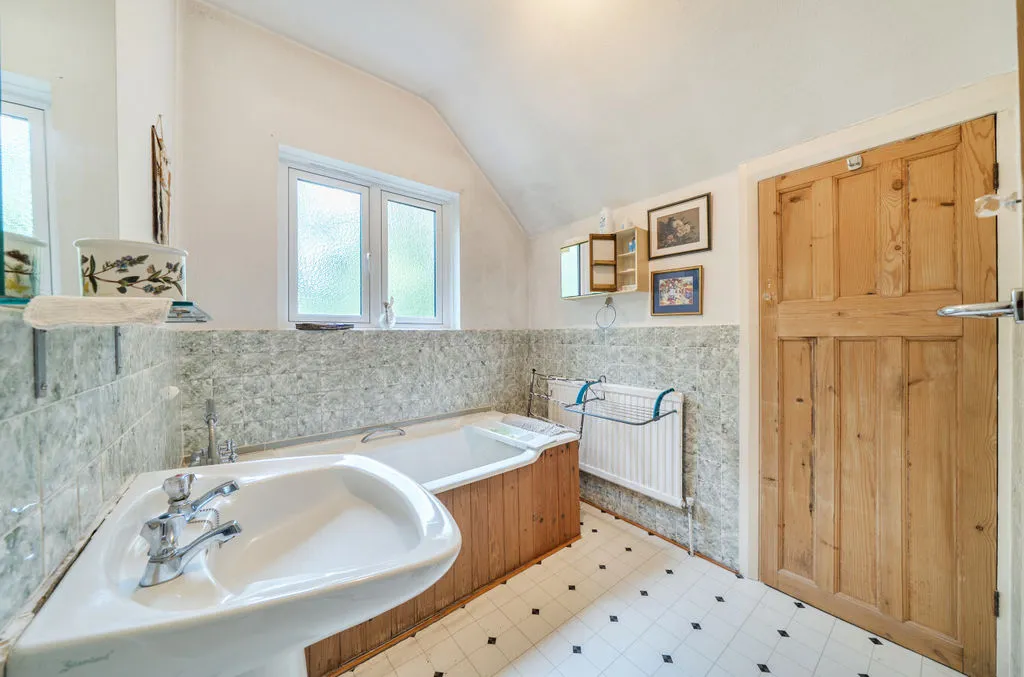 Woodcote Valley Road, Purley CR8 3BG, photo 17