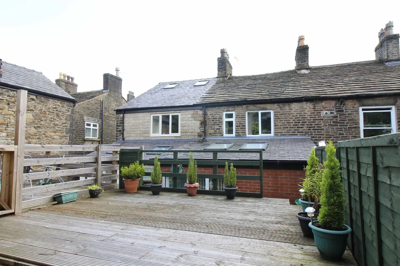 Market Street, New MIlls, SK22, photo 2