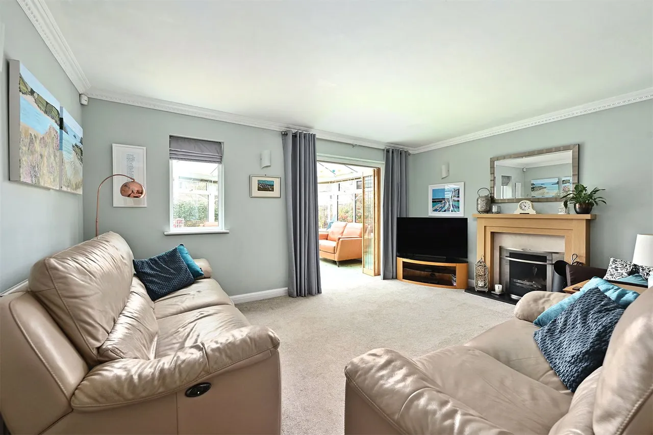 Minehurst Road, Mytchett, Camberley, Surrey, GU16 6JP, photo 3