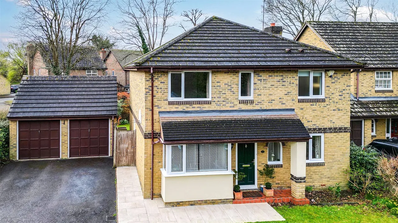 4 bed house for sale — Minehurst Road, Mytchett, Camberley, Surrey, GU16 6JP