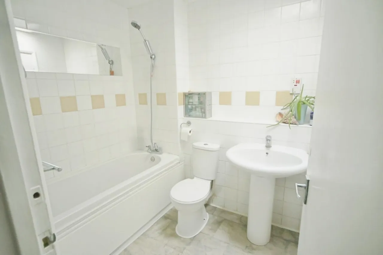 Addiscombe Rd, 97 Addiscombe Rd, East Croydon, Surrey, photo 6