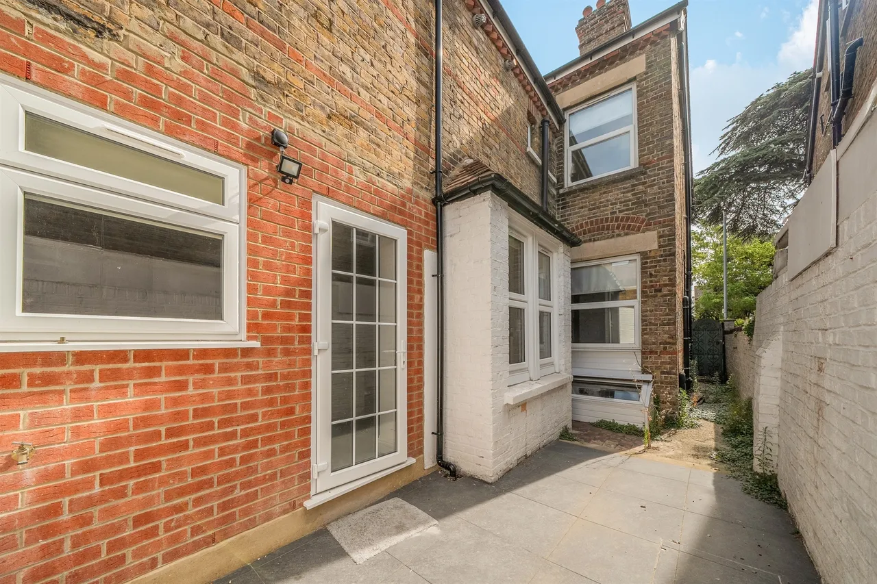 St. Leonards Road, Windsor, SL4, photo 14