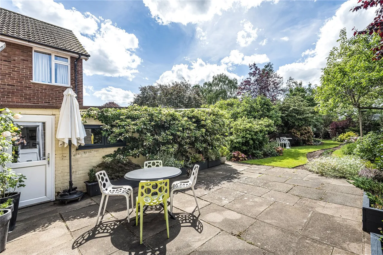 Kenton Avenue, Sunbury-On-Thames, TW16 5AS, photo 13