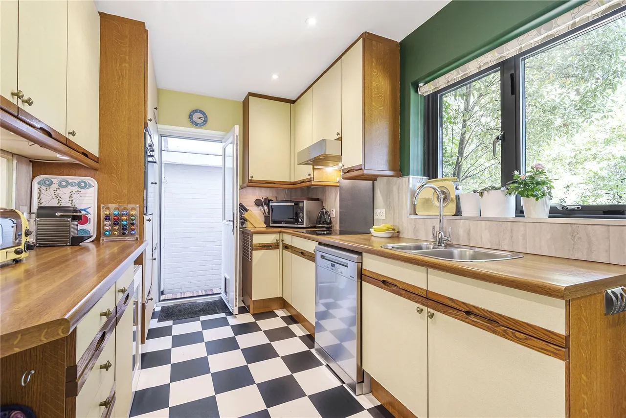 Kenton Avenue, Sunbury-On-Thames, TW16 5AS, photo 5