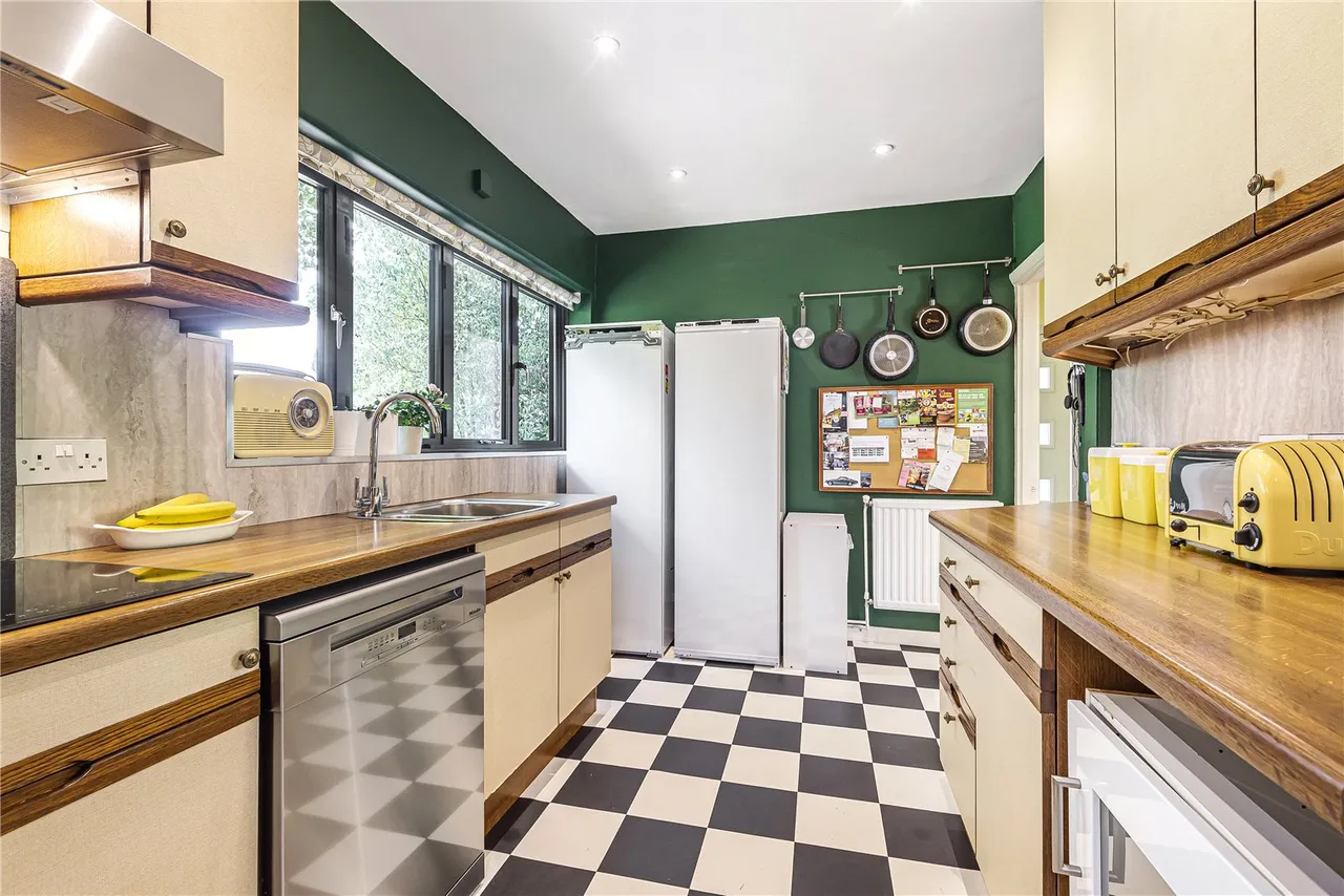 Kenton Avenue, Sunbury-On-Thames, TW16 5AS, photo 6