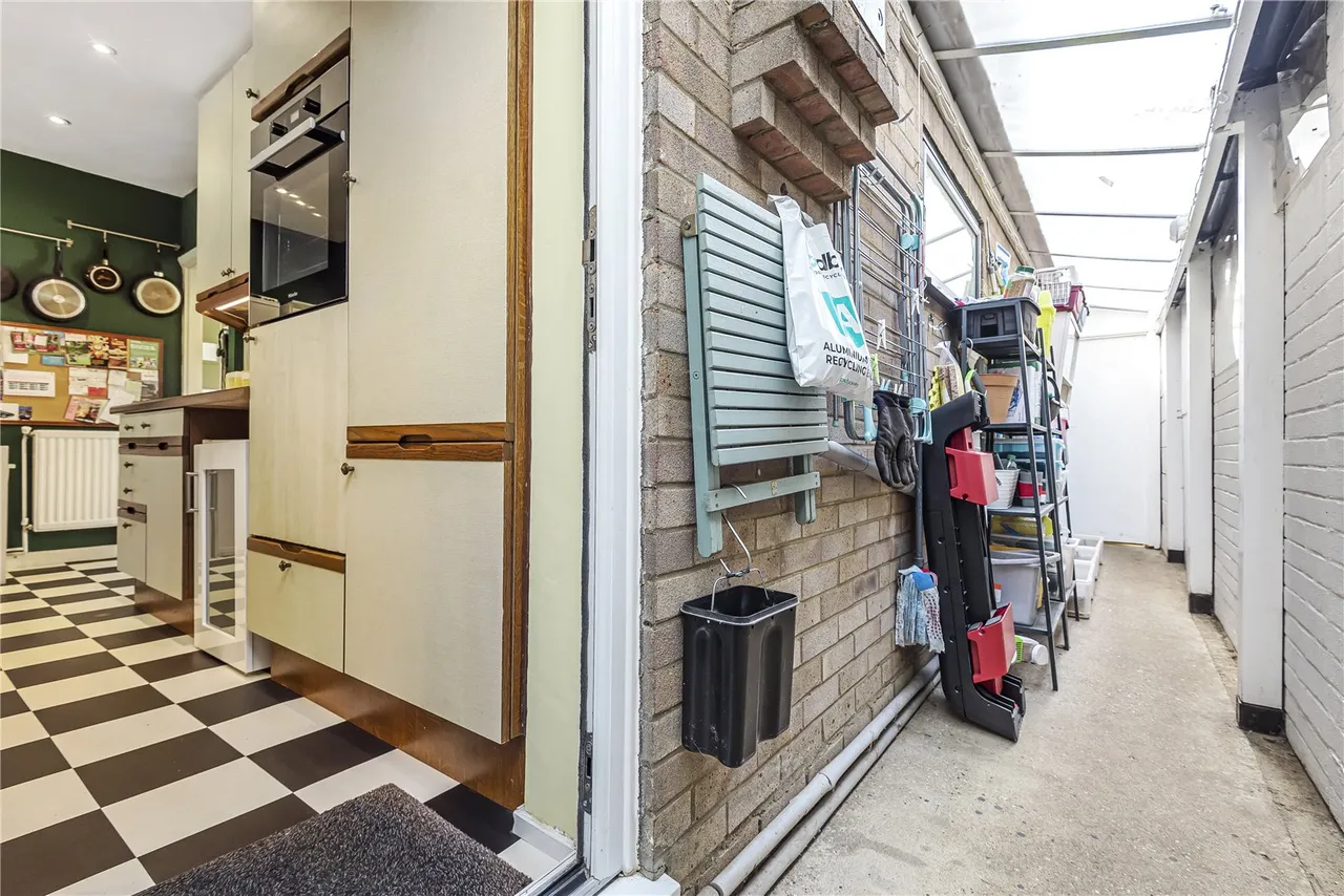 Kenton Avenue, Sunbury-On-Thames, TW16 5AS, photo 7