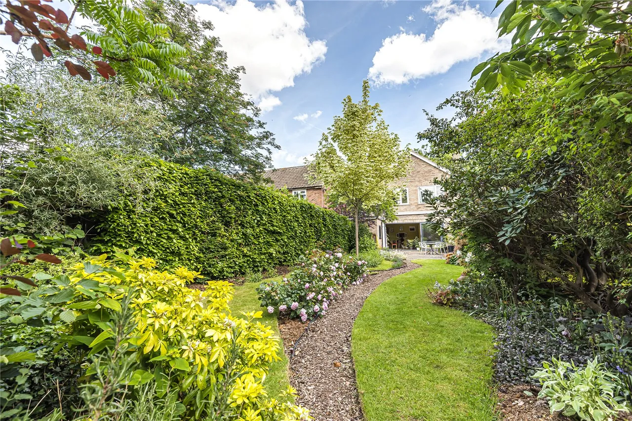 Kenton Avenue, Sunbury-On-Thames, TW16 5AS, photo 12
