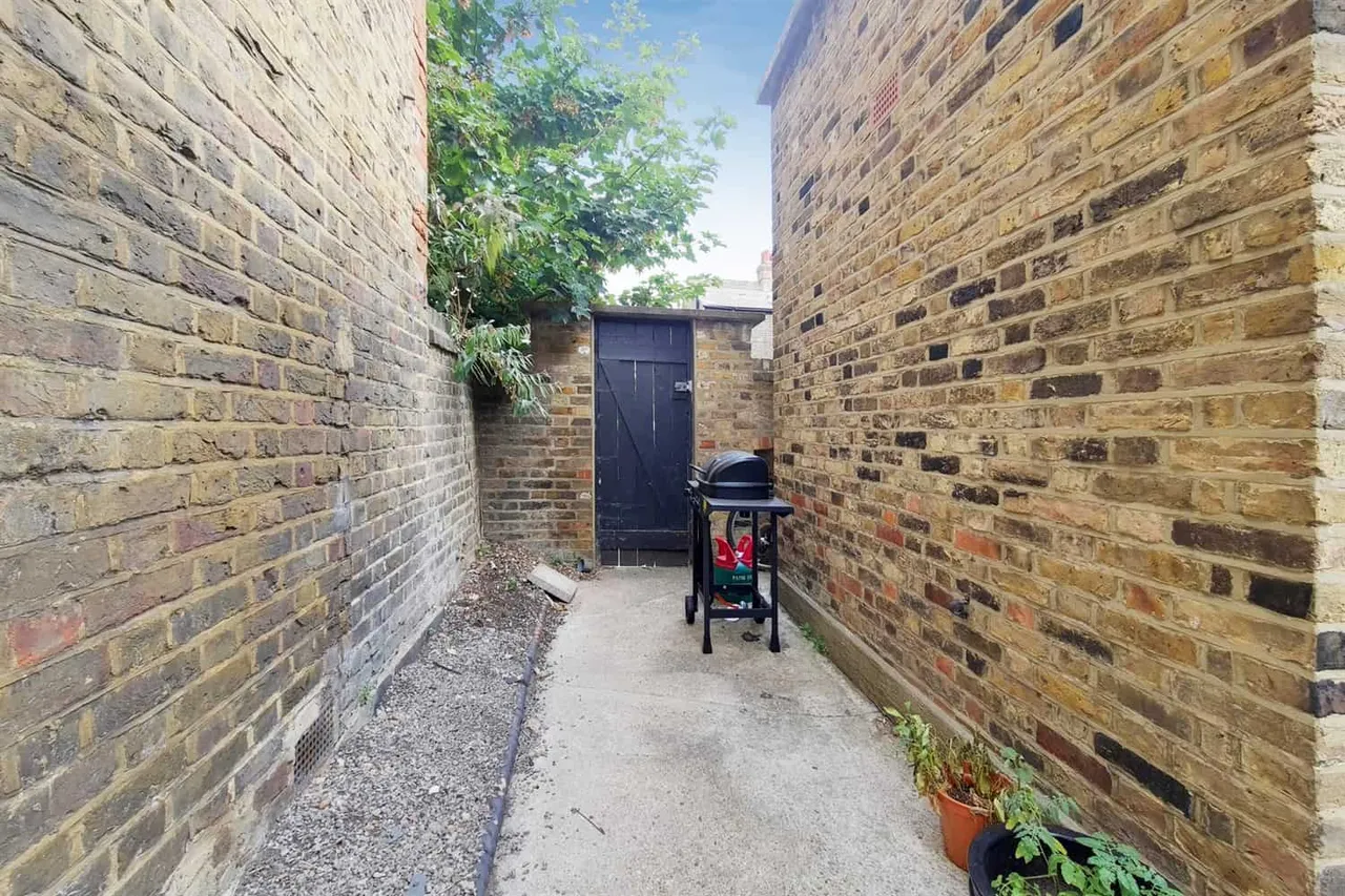 Tooting, SW17 9AX, photo 13