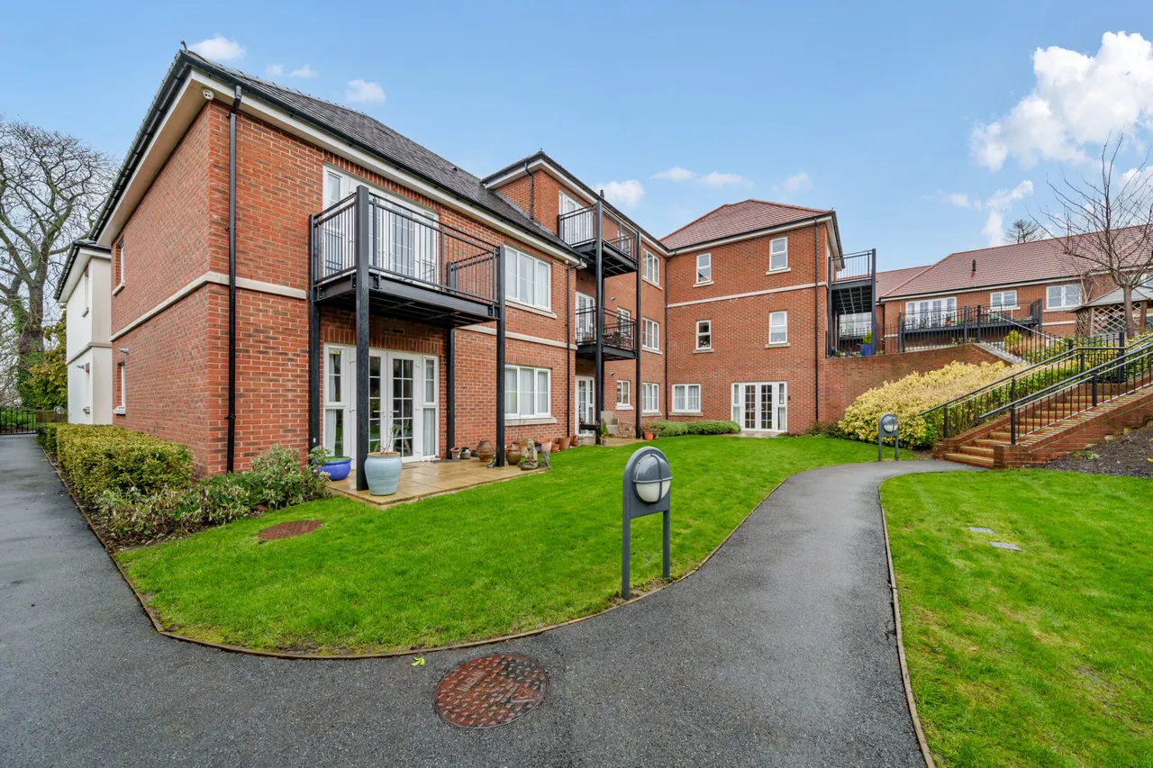 Eaves Court The Retreat, Princes Risborough, HP27, photo 2
