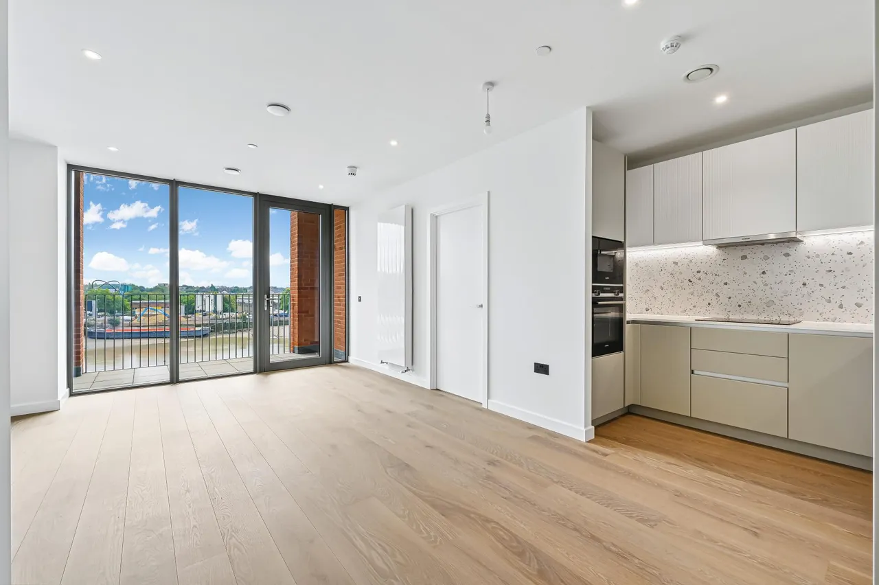 2 bed flat to rent, Herland Court, Hurlingham Waterfront, SW6