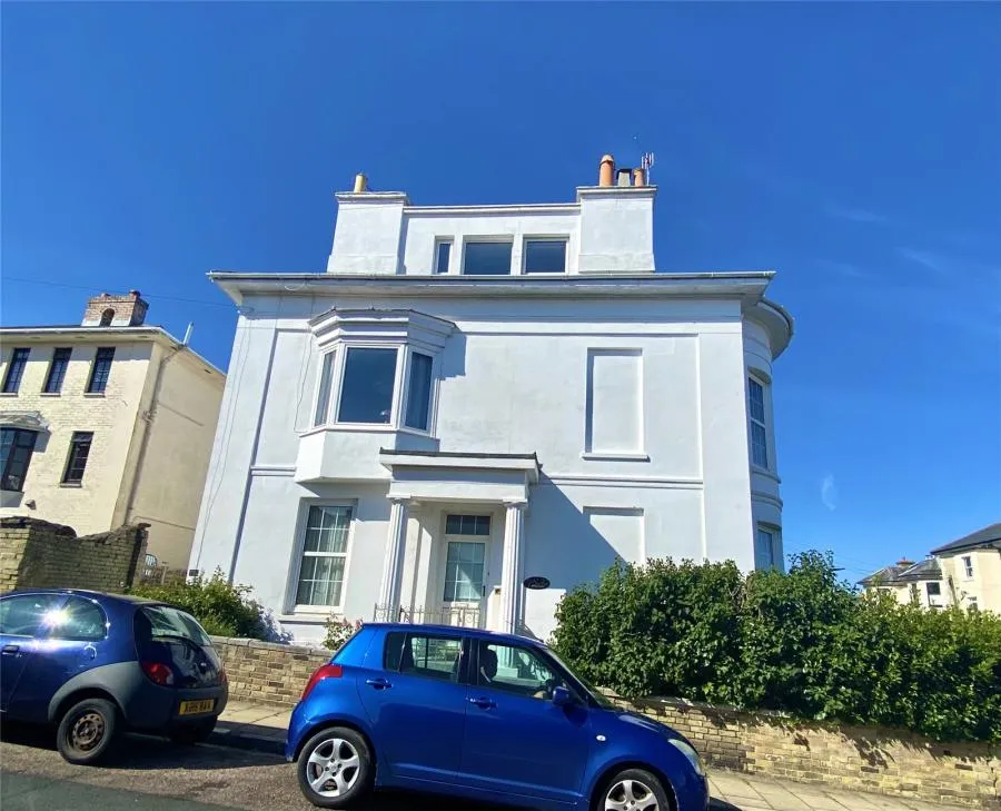 2 bed flat for sale, Wood Street, Ryde, PO33