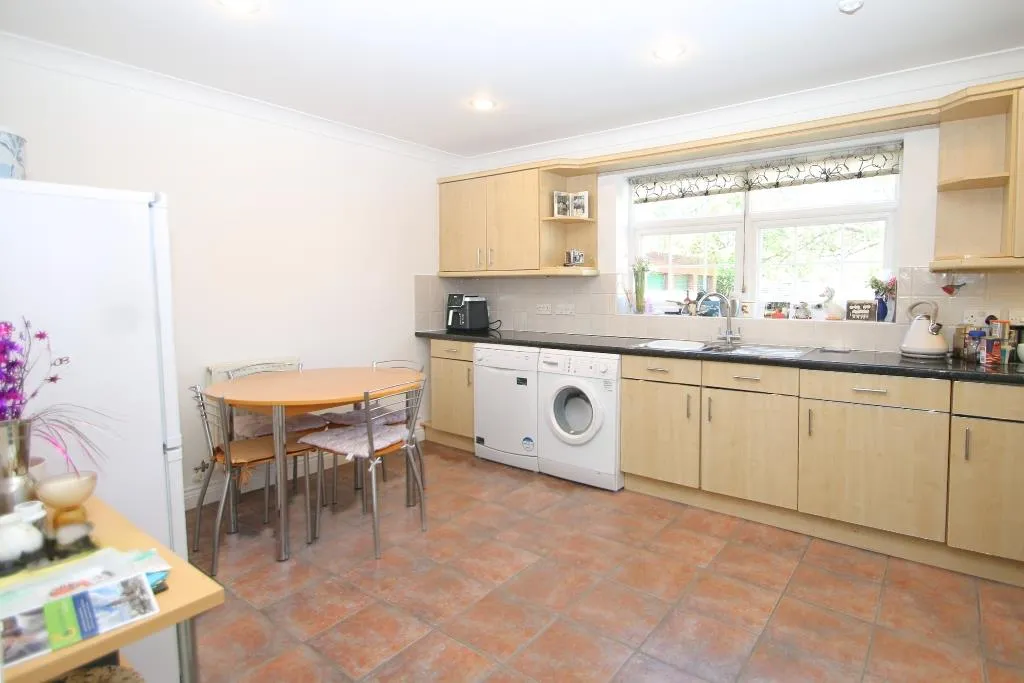 Bedford Close, Woking, GU21, photo 3