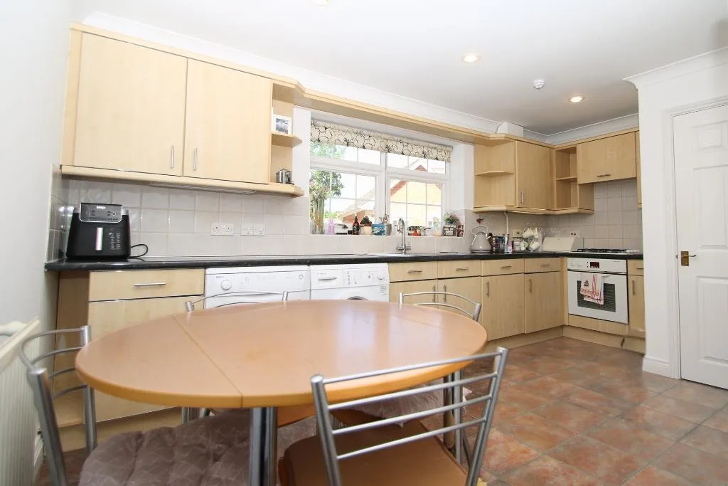 Bedford Close, Woking, GU21, photo 4