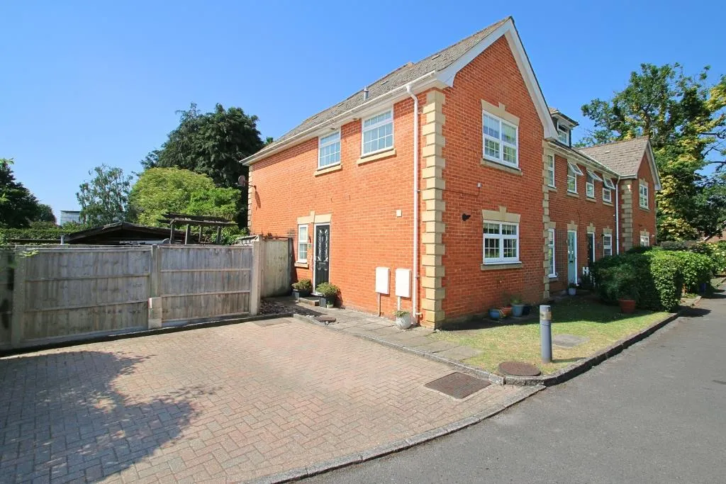 Bedford Close, Woking, GU21, photo 2
