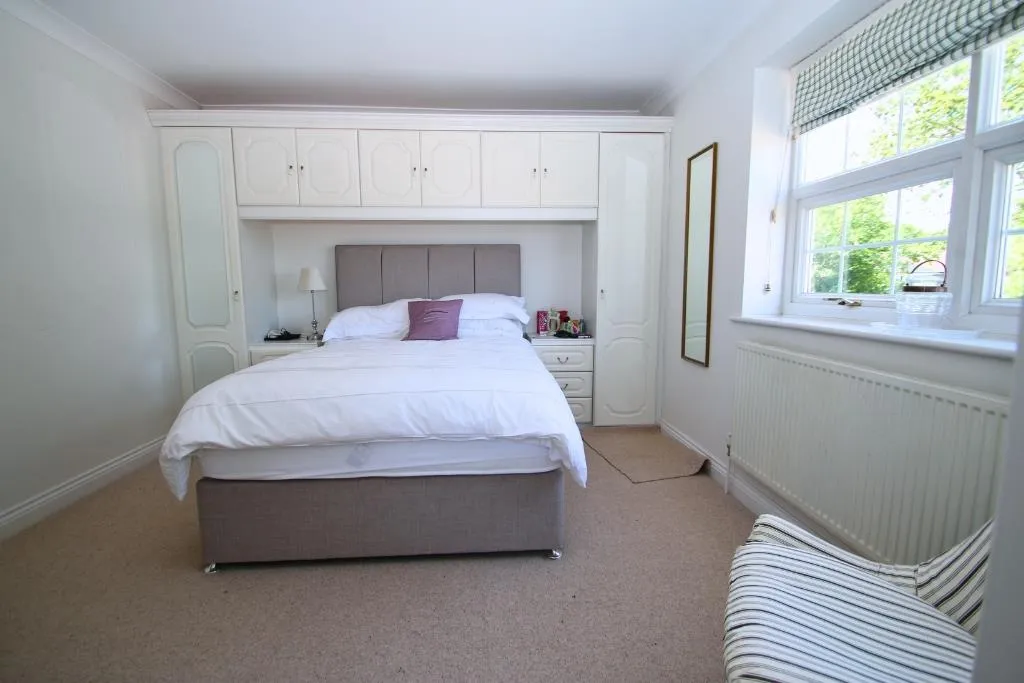 Bedford Close, Woking, GU21, photo 9