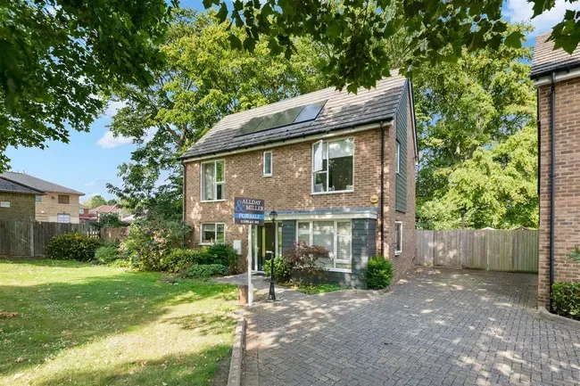 3 bed house for sale — Overlord Close, Uxbridge
