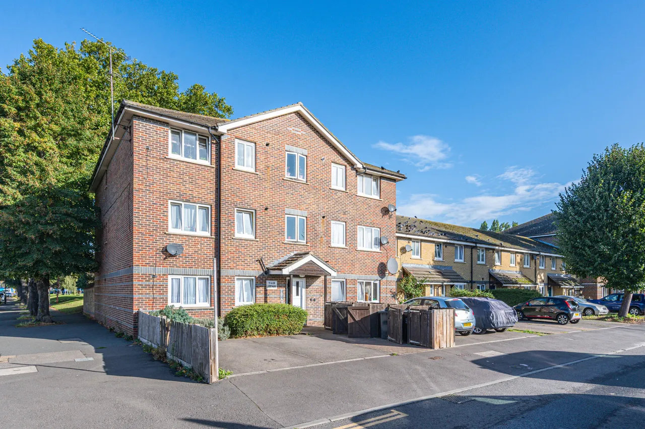 2 bed flat for sale — 6 Leeway, London