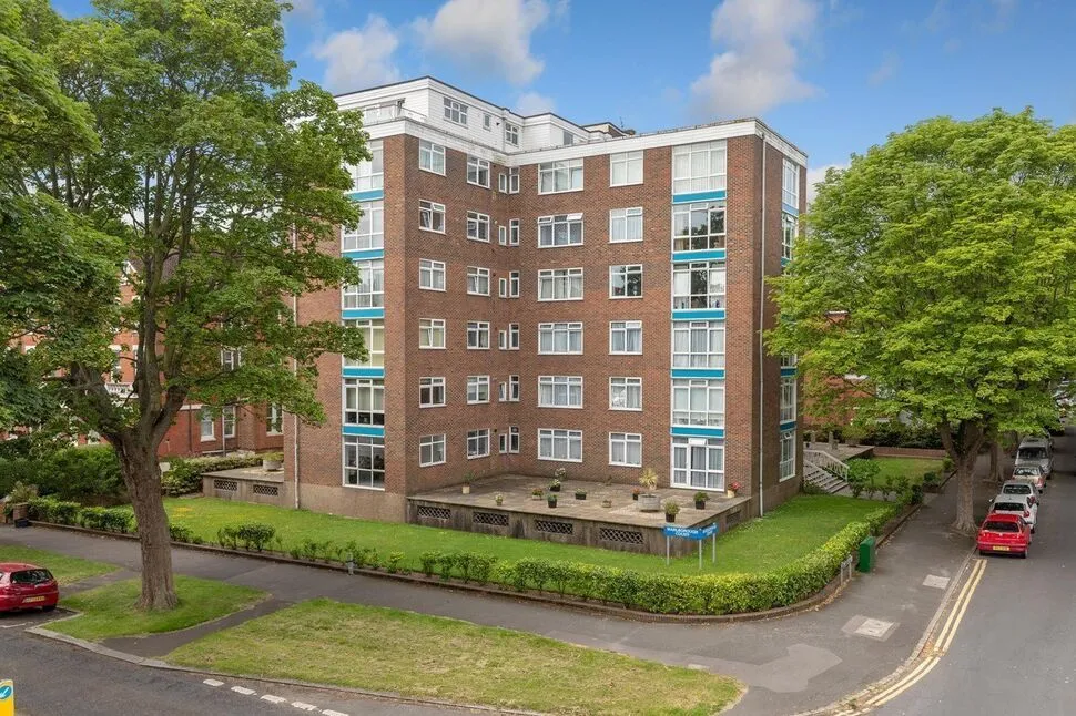 2 bed flat for sale — Earls Avenue, Folkestone, Kent, CT20
