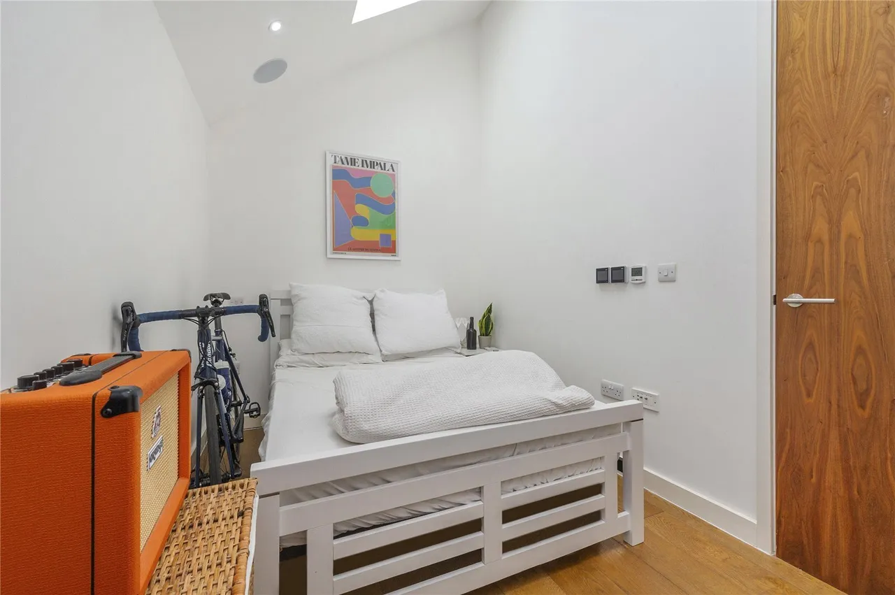 Mile End Road, London, E1, photo 13