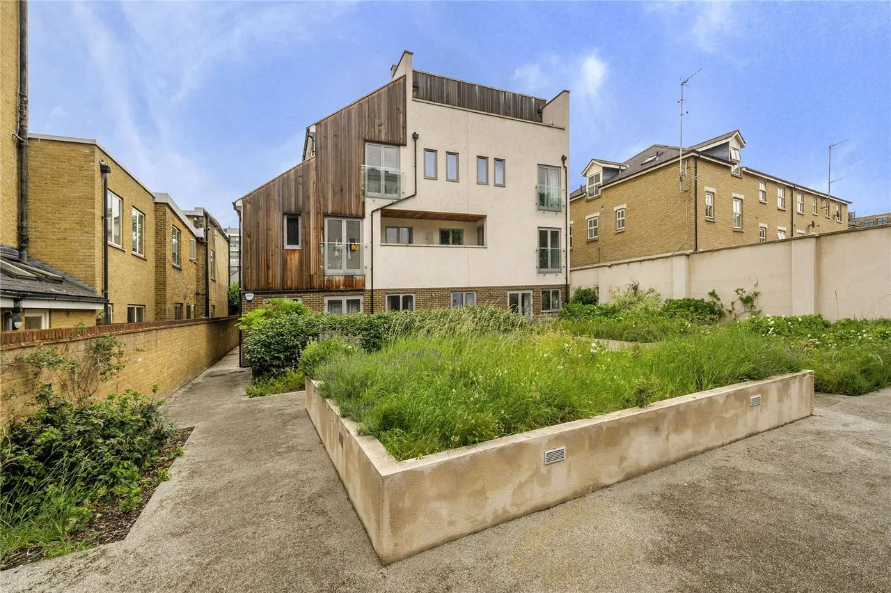 Mile End Road, London, E1, photo 8