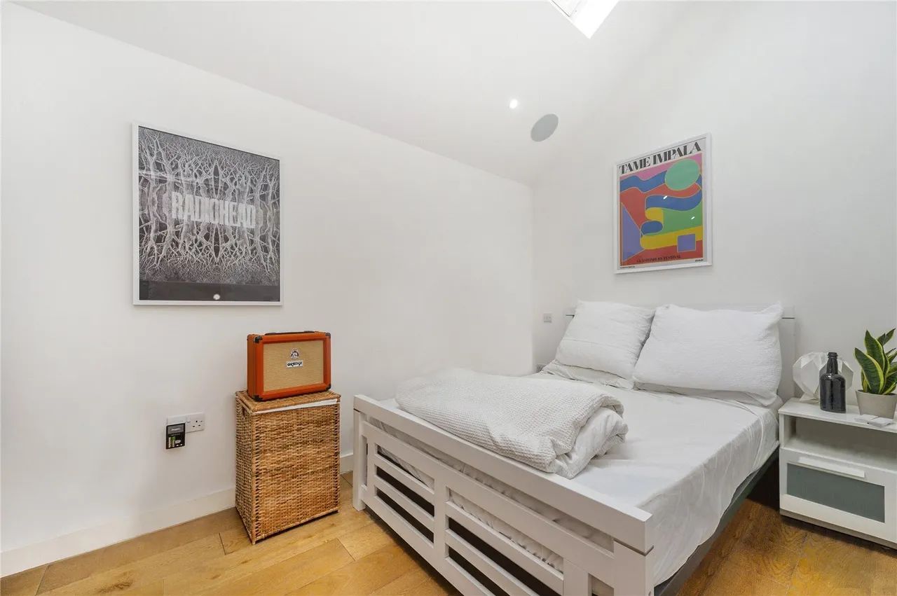 Mile End Road, London, E1, photo 5
