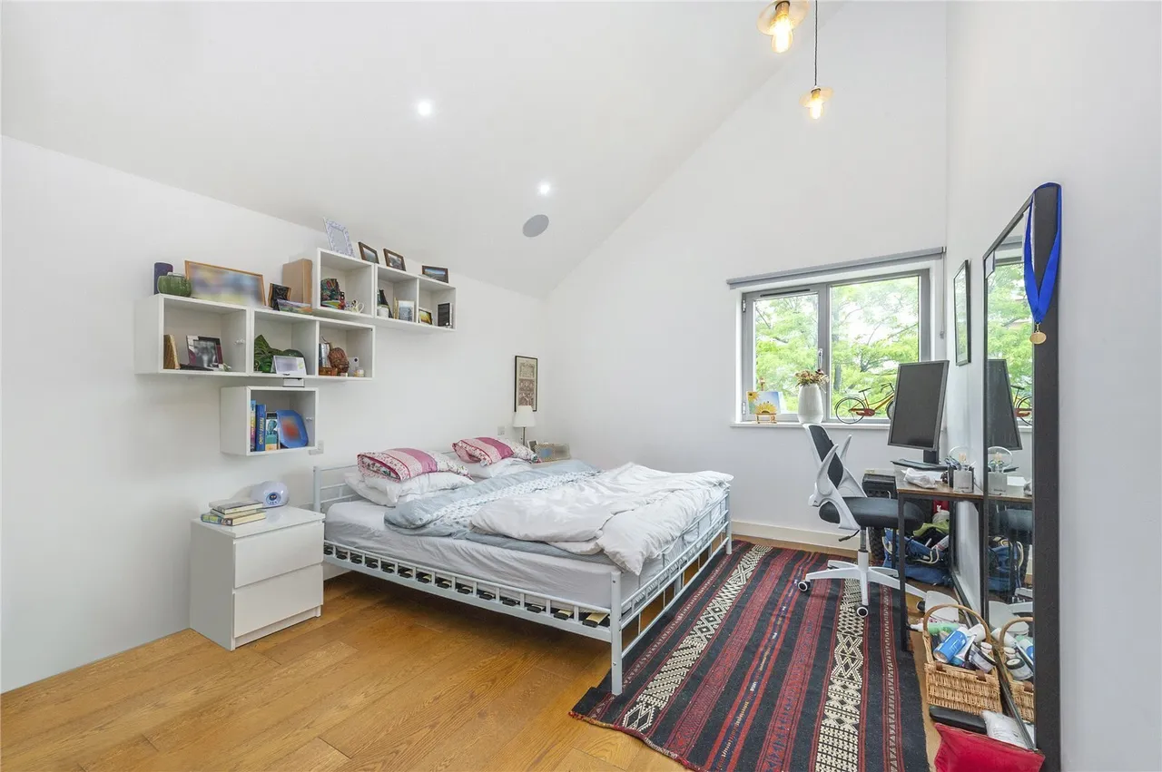 Mile End Road, London, E1, photo 6