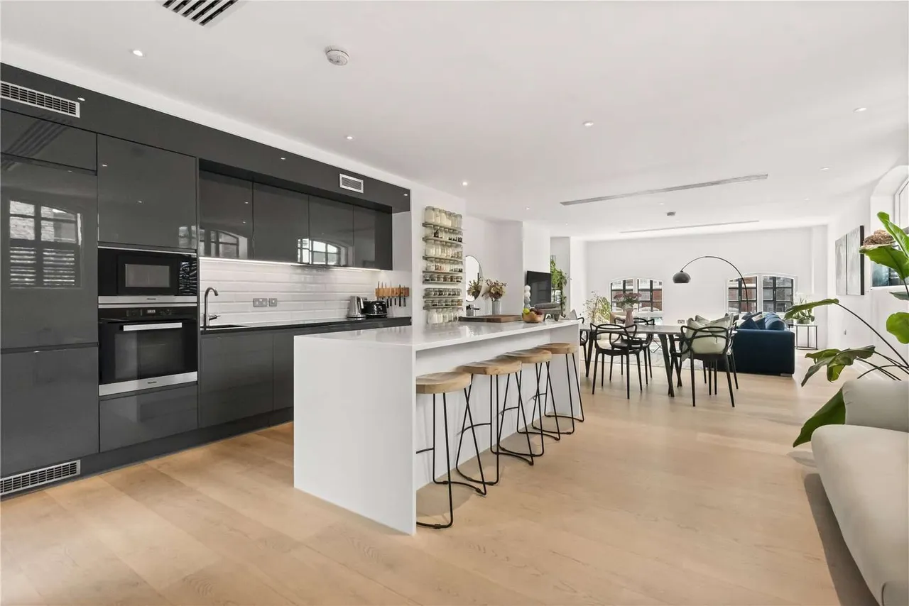 2 bed flat for sale — Coopers Lofts, 5 Bubbling Well Square, London, SW18 1UJ
